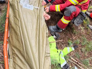 Dráma v lese pri Hornej Štubni: Zraneného pilčíka zachraňovali hasiči aj vrtuľník