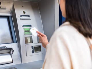 Pripravte si hotovosť! Až 4 BANKY VYPNÚ dôležité služby: Fungovať nebudú ani bankomaty