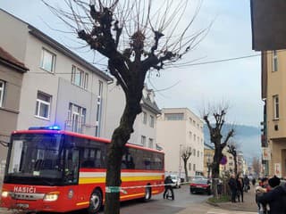 Pri úniku neznámej chemikálie v Žiline sa zranili 3 ľudia: Uzavreté ulice, evakuácia a zásah špeciálnej jednotky