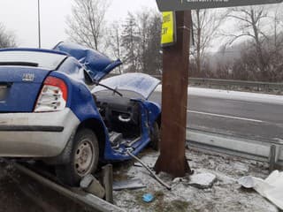 AKTUÁLNE FOTO DESIVÁ SMRTEĽNÁ NEHODA Auto ostalo zakliesnené: Záchranári hlásia tragické následky! Doprava je obmedzená