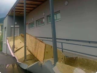 ŠOK V MESTE Zrútila sa časť strechy supermarketu! Mrazivé FOTO: Trosky dopadli priamo pri vstupe