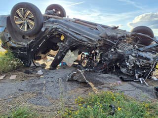AKTUÁLNE BRUTÁLNA ZRÁŽKA s kamiónom: Hlásia tragické následky! Z FOTO mrazí, cestu uzavreli