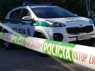 FOTO DRÁMA V OBCI Muž sa mal zabarikádovať v dome a vyhrážať sa výbuchom bômb! Obyvateľov museli evakuovať