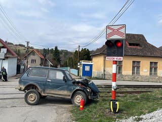 AKTUÁLNE Vlak za zrazil s autom, zasahujú záchranné zložky! Mrazivé FOTO. Doprava je ochromená