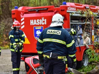 Následky výbuchu kolobežky v byte v Trenčíne likvidovalo deväť hasičov