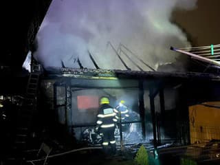 Rozsiahly požiar zničil strechu domu vo Vraní pri Žiline – hasiči bojovali s plameňmi, škoda 70 000 eur