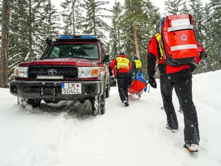 Dráma v Západných Tatrách: Skialpinista si vážne zranil nohu pri Ťatliakovej chate