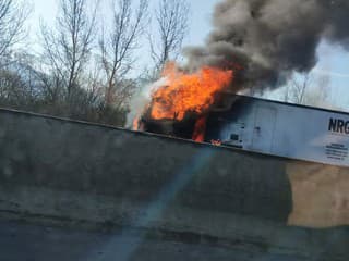 Aktuálne: Na diaľnici D1 pri Považskej Bystrici horí kamión, polícia vyzýva na opatrnosť