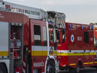 Pri požiari lesného porastu v Makove zasahujú hasiči aj s pomocou dronu
