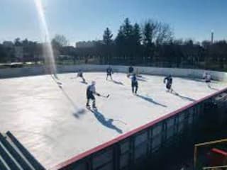 Turčianske Teplice otvorili umelú ľadovú plochu – korčuľovanie pre verejnosť aj počas prázdnin