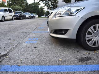 Nové pravidlá parkovania v Žiline: Obyvatelia Hlin a Bôrika si už môžu vybaviť parkovacie karty