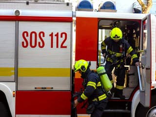 Požiar zničil strechu domu v Žabokrekoch, škody sú vysoké, hasiči zasahovali v noci