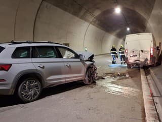 ŤAŽKÁ NEHODA v tuneli Višňové: Zrážka osobného auta a dodávky, tunel bol dočasne uzavretý