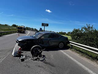 BRUTÁLNA ZRÁŽKA s kamiónom: Časť auta odtrhlo, hlásia zranenia! FOTO z miesta nešťastia