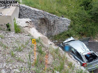 TRAGICKÁ NEHODA pri Jasenovej: Vodič zomrel po náraze do oporného múru, polícia vyzýva k opatrnosti FOTO