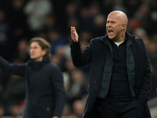 Rozhorčený Slot o zákroku na Isaka: Ostrá reakcia a odkaz do Tottenhamu