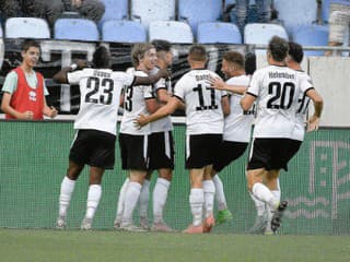 Futbalové šialenstvo v druhej lige: Šesť tímov delia tri body, boj o baráž pripomína triler