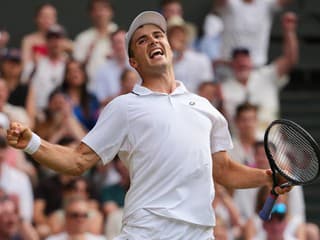 Federer sa usmieval a tlieskal ako odušu: Neznámy držiteľ divokej karty ohuruje Wimbledon
