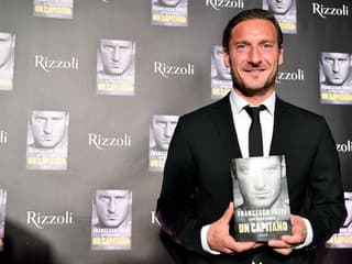 Živio, pán futbalista! Svetová legenda, génius a majster sveta oslavuje krásne jubileum