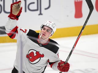 VIDEO Nemec siedmym gólom sezóny ukončil sériu prehier Devils, Slafkovský a Dvorský bez bodu