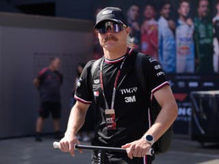 Kobra, štrkáč, nič pre srdcovo slabé povahy: Bottas prežil počas cesty na VC malý horor