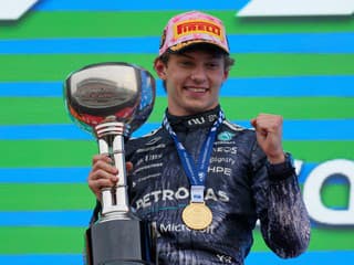 Šok po štarte premenil na hotovú rozprávku: 19-ročný tínedžer prepísal dejiny a vládne celej F1