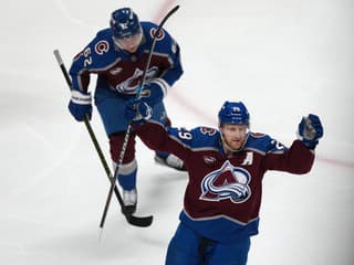 VIDEO Štvorbodový MacKinnon režíroval triumf Colorada: Pastrňák potiahol Boston v Kalifornii