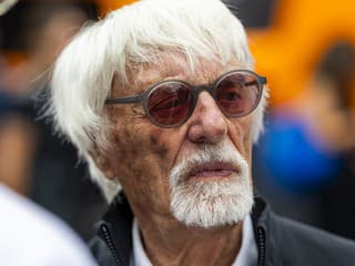 Obrovský škandál na letisku: 95-ročnú legendu a miliardára z F1 zadržali s nelegálnou zbraňou