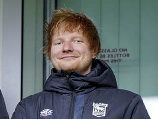 Tím z Premier League sa má čím pýšiť: Prestup dôležitého hráča vybavil spevák Ed Sheeran