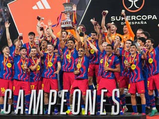 Elektrizujúce El Clásico: Barcelona oslavuje trofej, Real podľa Xabiho prehral najmenej dôležitú súťaž