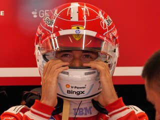 FOTO Mrknite na červenú krásu: Ferrari predstavilo kombinézy pre posvätnú domácu Veľkú cenu