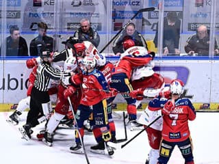 Lietajúce fľaše, emócie na hrane: Finále českej ligy baví, séria sa presúva do Třinca