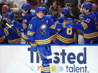 VIDEO Vkročil na ľad a zostal prekvapený: Snajper Buffala nechápal, čo sa dialo okolo neho