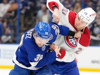 VIDEO Černák pomohol Tampe vyrovnať stav série, Slafkovský zhodil rukavice a góly vymenil za päste