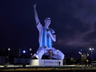 FOTO V Argentíne odhalili obrovskú sochu Lionela Messiho: Je najväčšia na celom svete