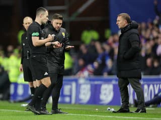 VIDEO Niektorí jedinci nemajú na štadiónoch čo robiť: Hráča Celticu zasiahol fanúšik do tváre