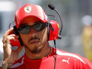 Hallo, Österreich! Hamilton chystá útok na zázračné dieťa F1 kúsok za slovenskými humnami