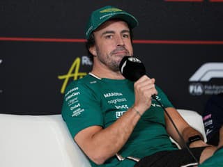 Dajte mu mikrofón a o zábavu je postarané: Fernando Alonso sa ostro oprel do pilotov F1