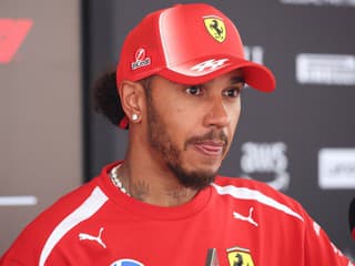 Ex-pilot Scuderie poslal Hamiltonovi štipľavý odkaz: Jeho kritika je mimo, Ferrari si zaslúži rešpekt