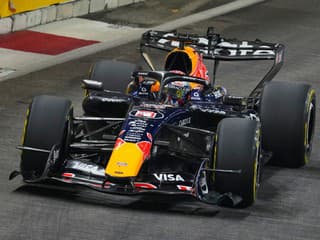 Verstappen pokračuje v suverénnych výkonoch: V prvej kvalifikácii v Singapure nedal súperom šancu