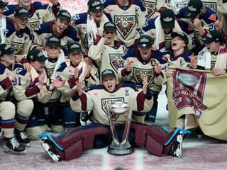 Veľká inšpirácia pre Slafkovského a jeho spoluhráčov: Montreal oslavuje zisk historickej trofeje