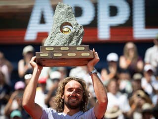 VIDEO Nekonečné trápenie je už minulosťou: Tsitsipas v Gstaade zodvihol nad hlavu víťaznú trofej