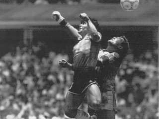 Najväčší podvod v dejinách futbalu! Od sporného incidentu legendárneho Maradonu uplynulo 40 rokov