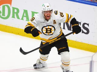 Ide v šľapajach mentora Cháru: Novým kapitánom Bruins bude superstar Pastrňák