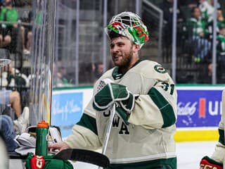 VIDEO Čisté konto, kopa zákrokov a ešte aj dva body! Hlavaj hviezdou večera v AHL, debut Štrbáka