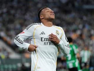 Namiesto liečby užívanie si s herečkou? Hviezdny Mbappé pred El Clásicom schytáva tvrdú kritiku