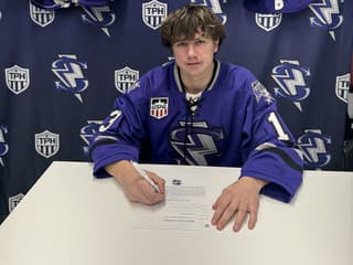 Slováci s cenným skalpom hokejovej veľmoci: Potiahol obrovský talent Domonkos a ďalší