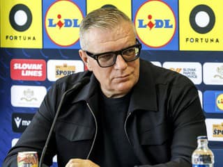 Peniaze stále netečú: Ministerstvo neuvoľňuje financie pre SFZ, klubom ich chce posielať inak