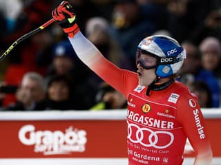 Hmla, hmla, posúvanie pretekov: Skrátený zjazd mal netradičný priebeh, ale očakávaného víťaza