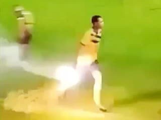 VIDEO Chvíľa hrôzy, môže byť rád, že žije: Futbalistovi vybuchol v ruke delobuch!